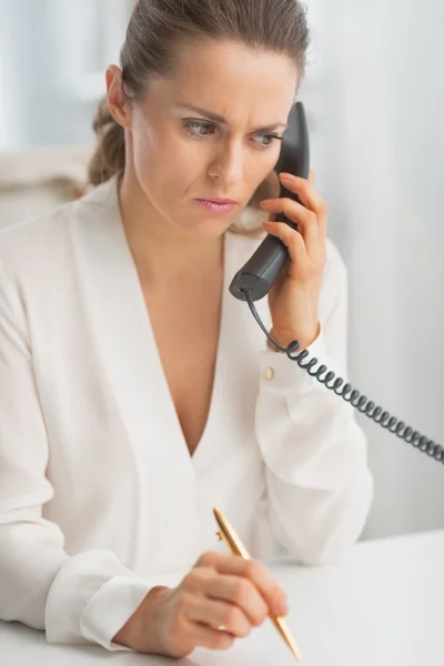 Business woman talking phone in office — Stock Photo, Image