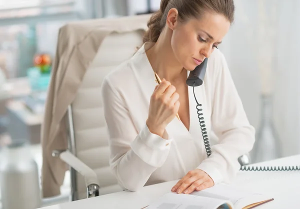 Γυναίκα των επιχειρήσεων μιλώντας τηλέφωνο στο γραφείο — Φωτογραφία Αρχείου