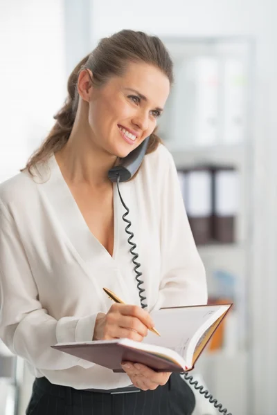 Donna d'affari telefono parlante — Foto Stock