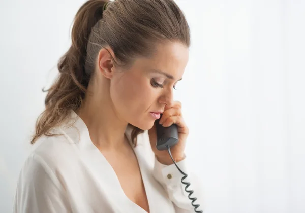 Business woman talking phone in office — Stock Photo, Image