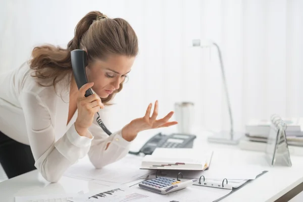 Femme d'affaires moderne téléphone parlant — Photo