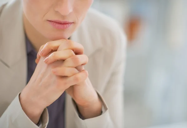 考虑周到的商业女人坐在办公桌前 — 图库照片