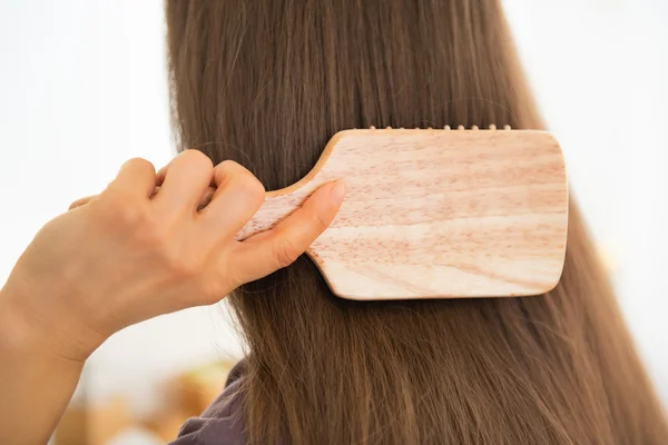 Mujer peinando cabello — Foto de Stock