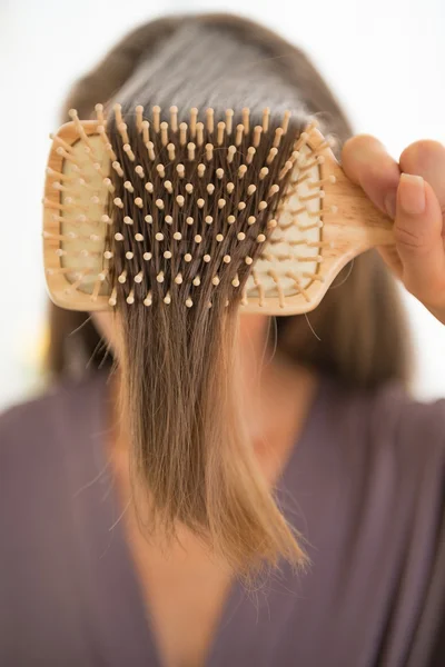 Mujer peinando cabello — Foto de Stock