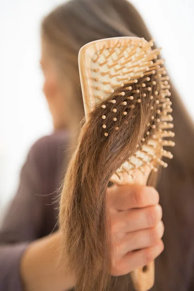 Женщина расчесывает волосы — стоковое фото
