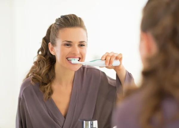 Žena čištění zubů v koupelně — Stock fotografie