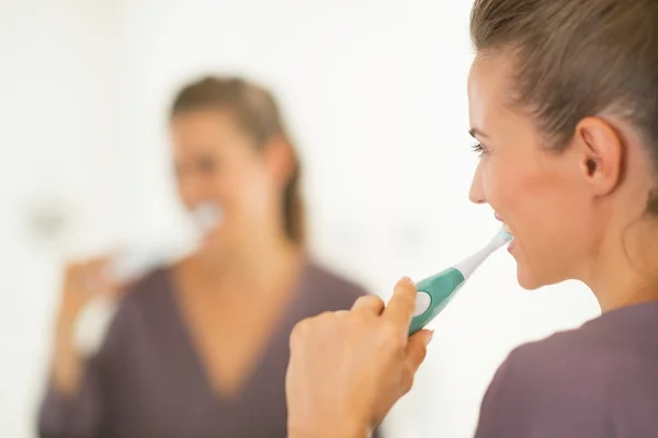 Vrouw poetsen tanden in badkamer — Stockfoto