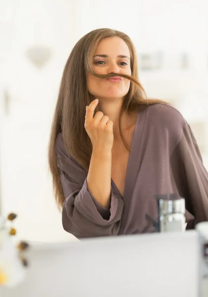 Vrouw maken snor met haar — Stockfoto