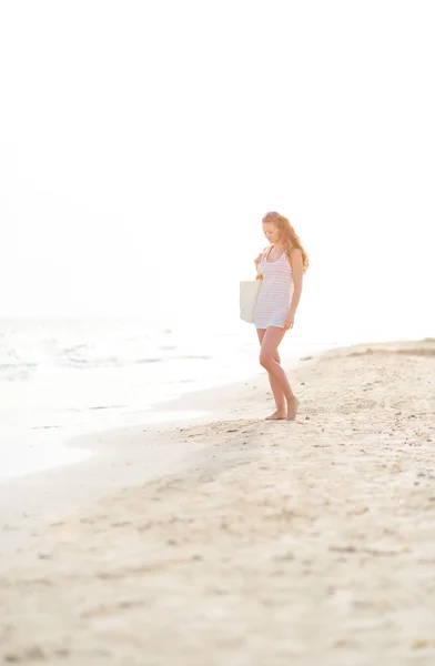 Donna che cammina sulla spiaggia — Foto Stock