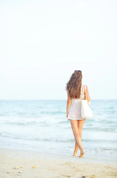 Mujer caminando en la playa —  Fotos de Stock