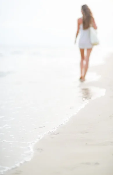 모래와 젊은 여자 — 스톡 사진