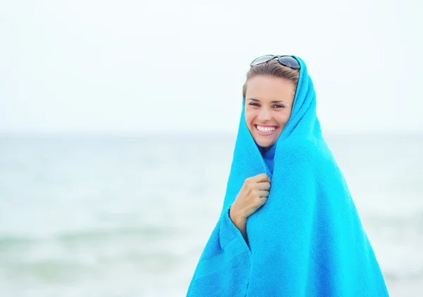 Donna in asciugamano al mare — Foto Stock