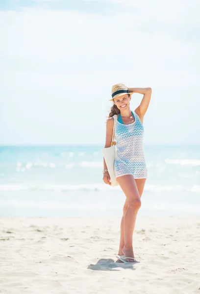 Frau mit Hut und Tasche — Stockfoto