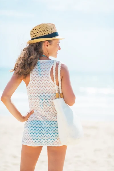 Femme en chapeau avec sac — Photo