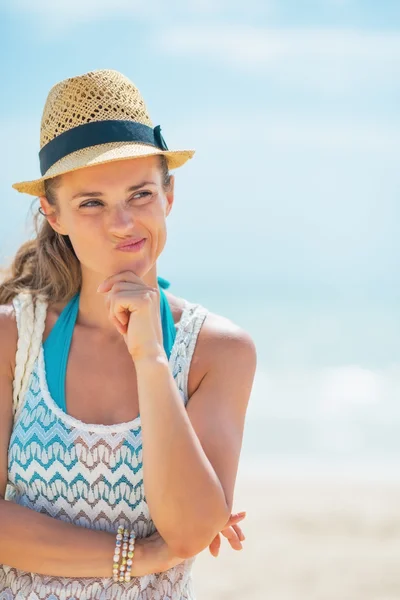 Vrouw in hoed op strand — Stockfoto