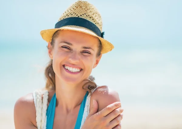 Mujer en sombrero en la playa — Foto de Stock