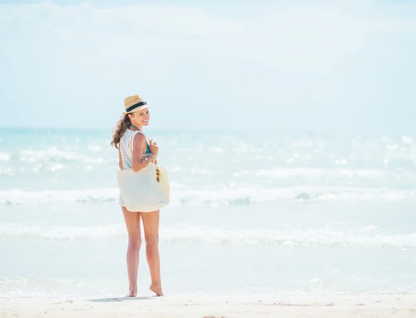 Femme debout près de la mer — Photo