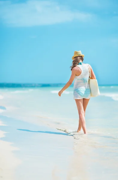 Deniz kenarında yürüyen kadın — Stok fotoğraf
