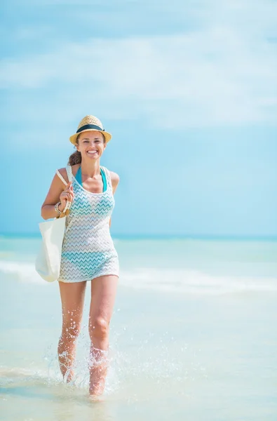 Mujer caminando en la costa del mar — Foto de Stock