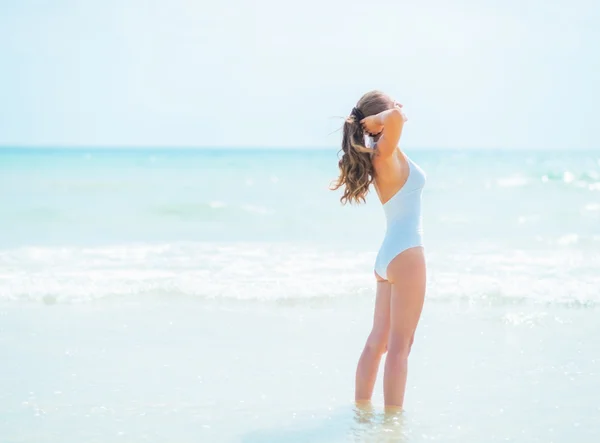 Mujer de pie en el mar — Foto de Stock