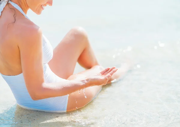 Femme en maillot de bain assis — Photo