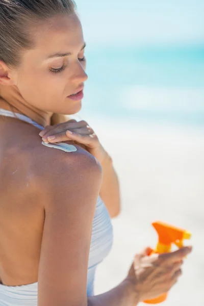 Mujer aplicando crema protector solar — Foto de Stock