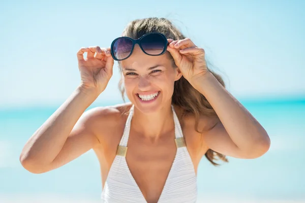 Женщина в очках на пляже — стоковое фото