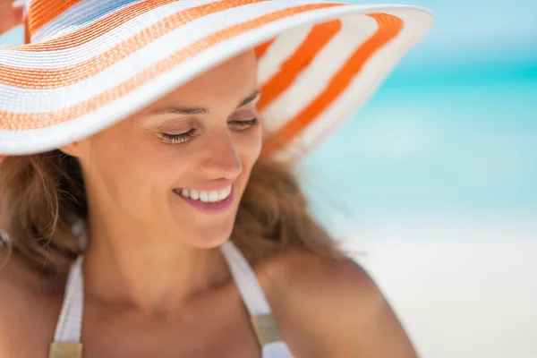 Frau mit Hut am Strand — Stockfoto