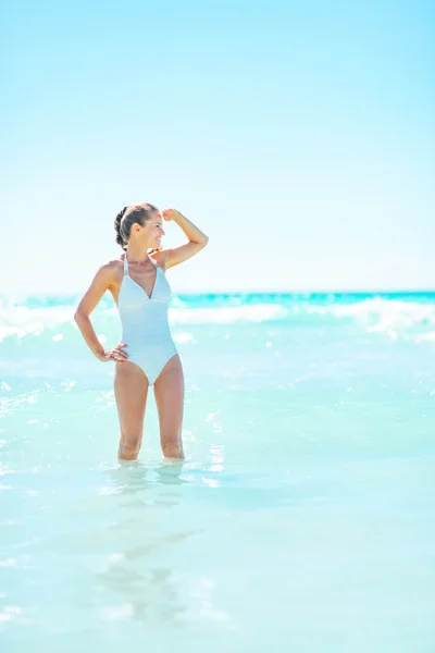 Mujer de pie en el mar — Foto de Stock