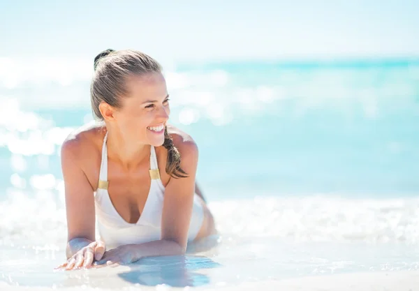 Vrouw zitten aan zee — Stockfoto