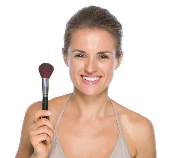 Mujer mostrando maquillaje cepillo — Foto de Stock