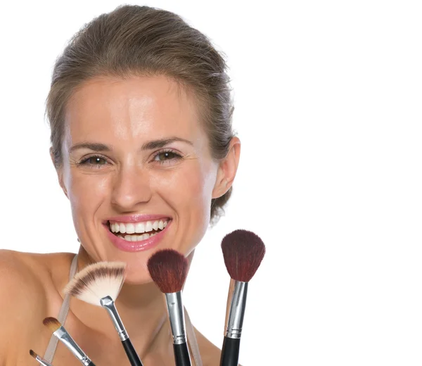 Женщина с щетками для макияжа — стоковое фото