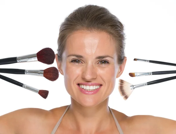 Vrouw met make up borstels — Stockfoto