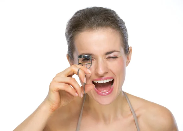 Mujer usando rizador de pestañas — Foto de Stock