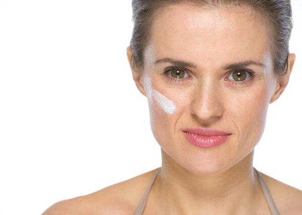 Женщина со сливками на лице
