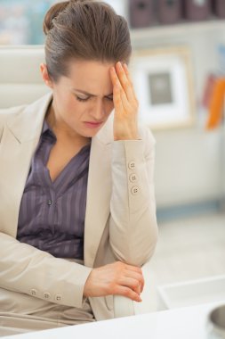 iş kadını baş ağrısı ile