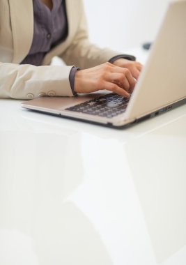 İş kadını Laptop 'ta çalışıyor