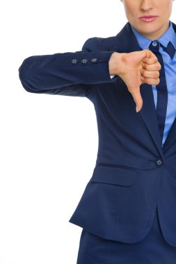 başparmak aşağı gösteren iş kadını