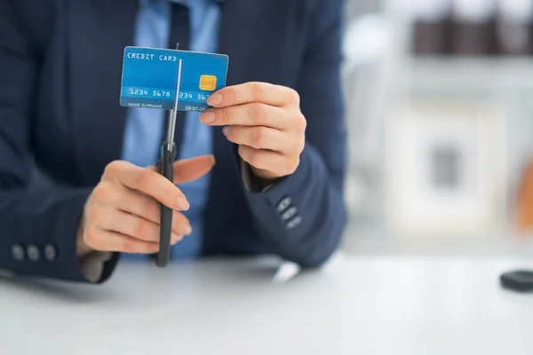 Бизнес-леди разрезает кредитную карту — стоковое фото