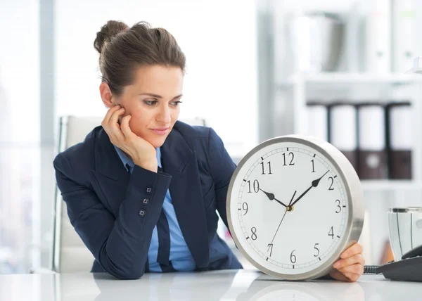 Femme d'affaires regardant l'horloge — Photo