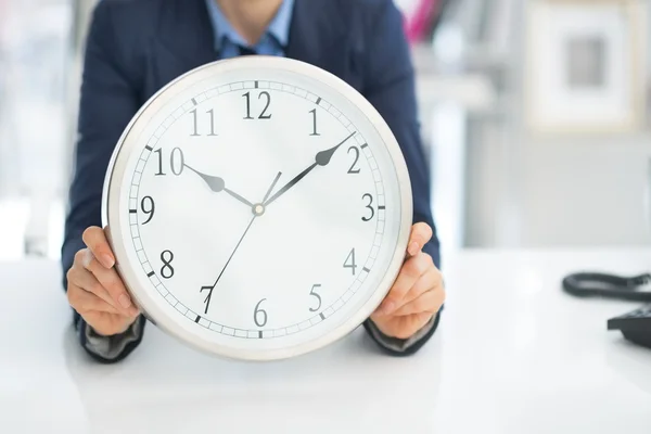 Mujer de negocios sosteniendo reloj —  Fotos de Stock