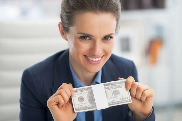 Business woman showing money — Stock Photo, Image