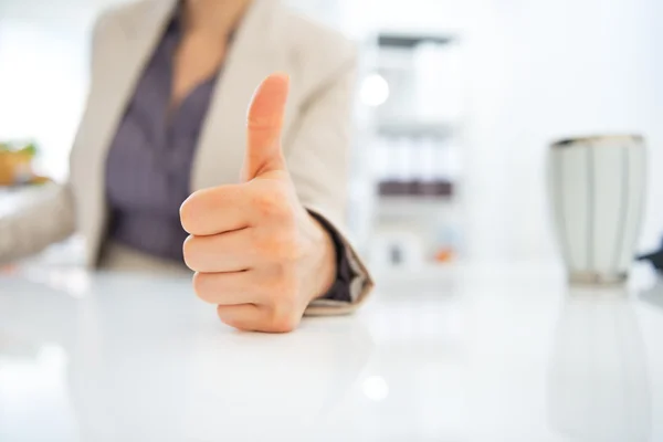 Mujer de negocios mostrando pulgares hacia arriba — Foto de Stock