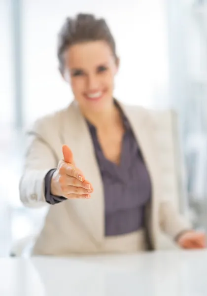 Geschäftsfrau streckt Hand aus — Stockfoto