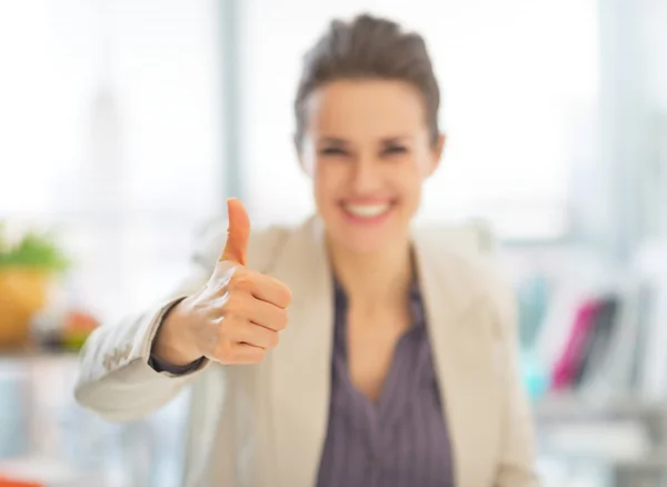 Business woman showing thumbs up — Stock Photo, Image