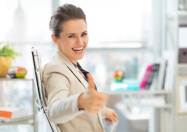 Mujer de negocios mostrando pulgares hacia arriba — Foto de Stock