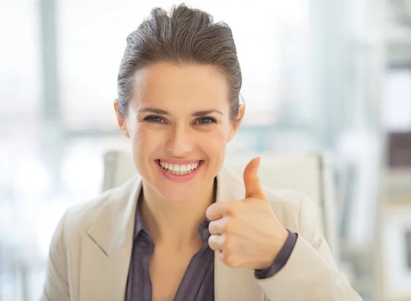 Mujer de negocios mostrando pulgares hacia arriba — Foto de Stock