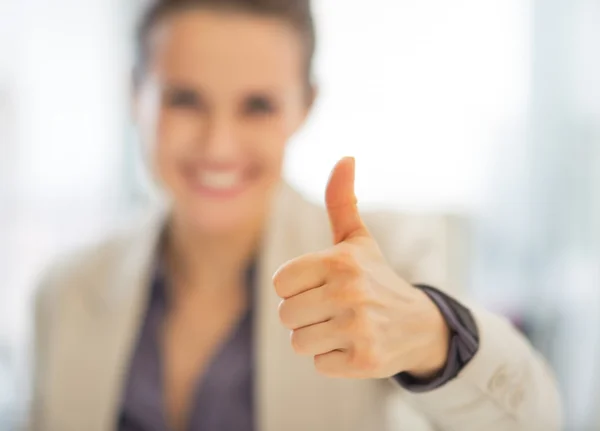 Mujer de negocios mostrando pulgares hacia arriba — Foto de Stock