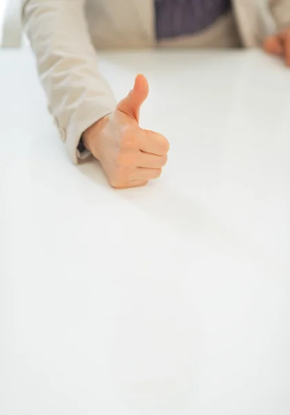 Mujer de negocios mostrando pulgares hacia arriba — Foto de Stock