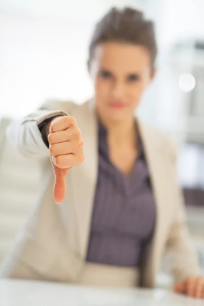 Mujer de negocios mostrando pulgares hacia abajo —  Fotos de Stock